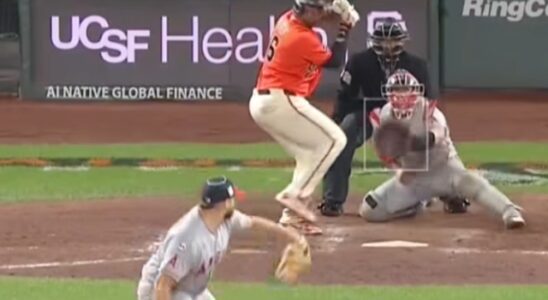 Rafael Devers al bate en un turno importante