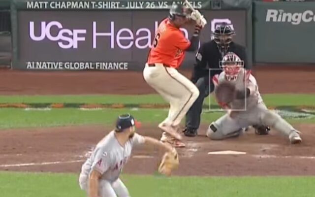Rafael Devers al bate en un turno importante